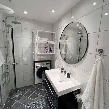 Spacious And Beautiful In With Free Parking 아파트 *