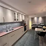 Spacious And Beautiful In With Free Parking Апартаменты