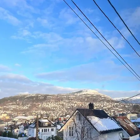 Spacious And Beautiful In With Free Parking Lägenhet *