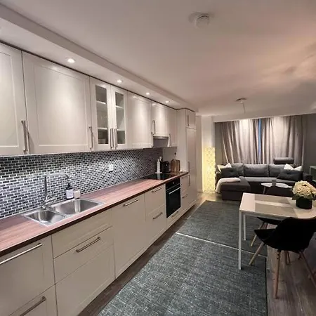 Spacious And Beautiful In With Free Parking Appartement