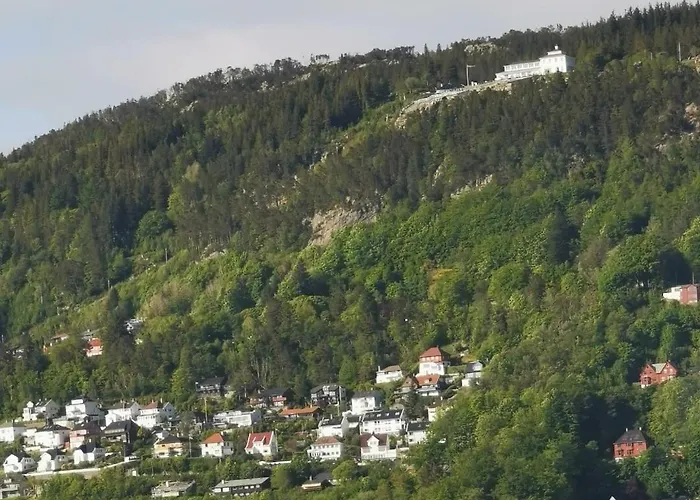 Spacious And Beautiful In With Free Parking *