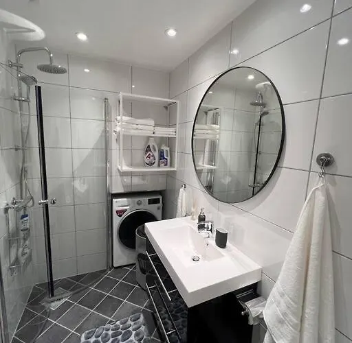 Spacious And Beautiful In With Free Parking Apartment *