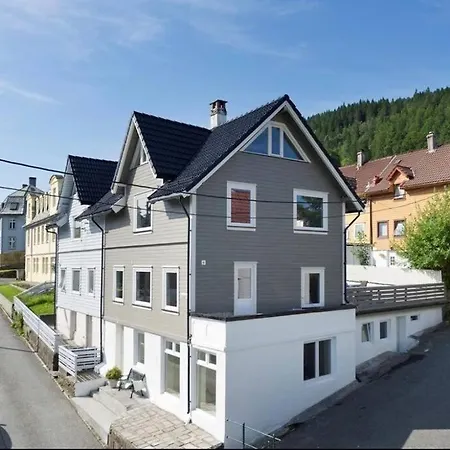 Spacious And Beautiful In With Free Parking Apartman *